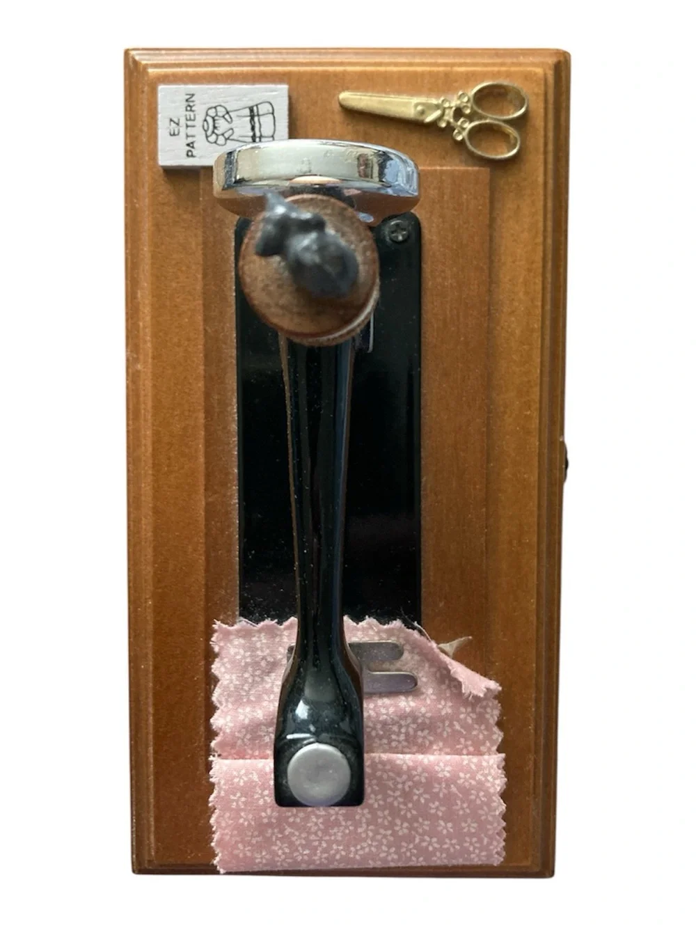 Berkley DesignVintage-Style Sewing Machine Music Box that plays ‘Buttons & Bows’